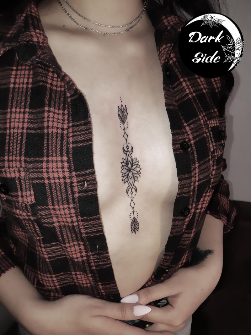 Тату между грудиной посередине