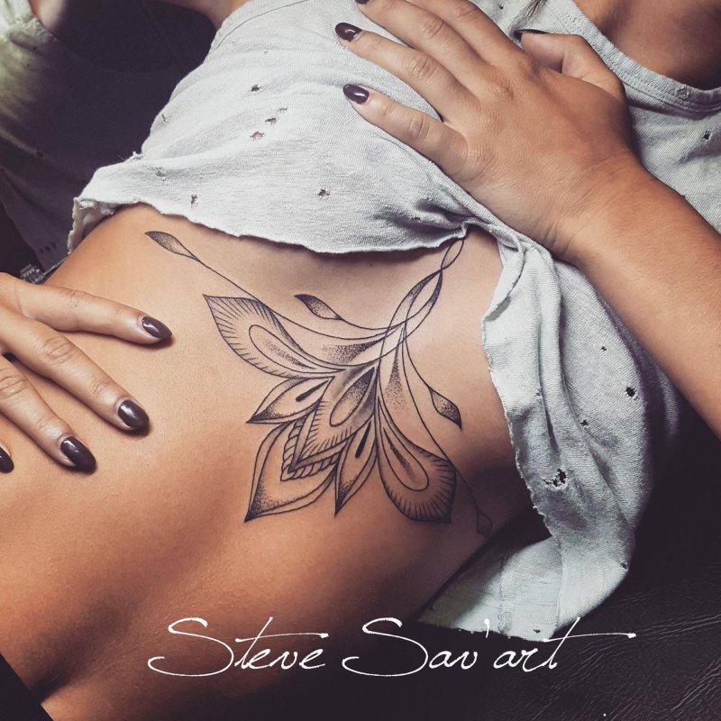 Тату под грудью женские