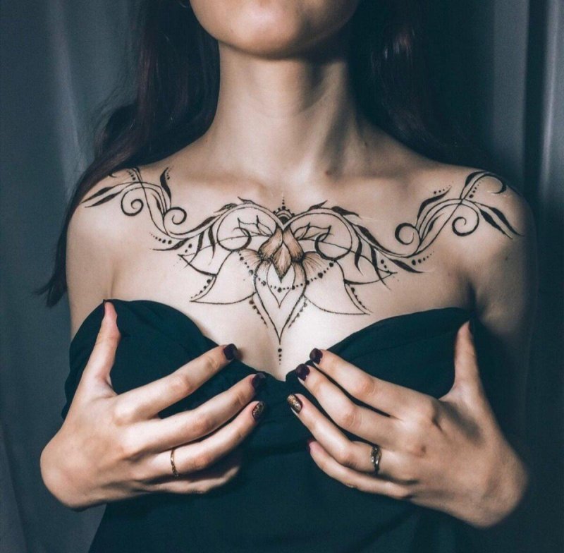 Тату над грудью женские