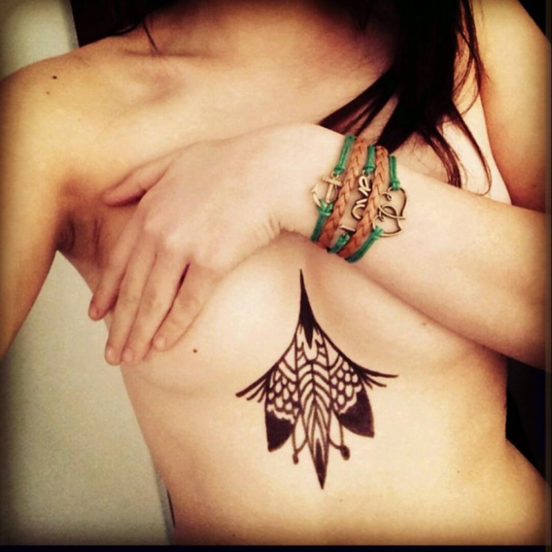 Тату под грудью для девушек