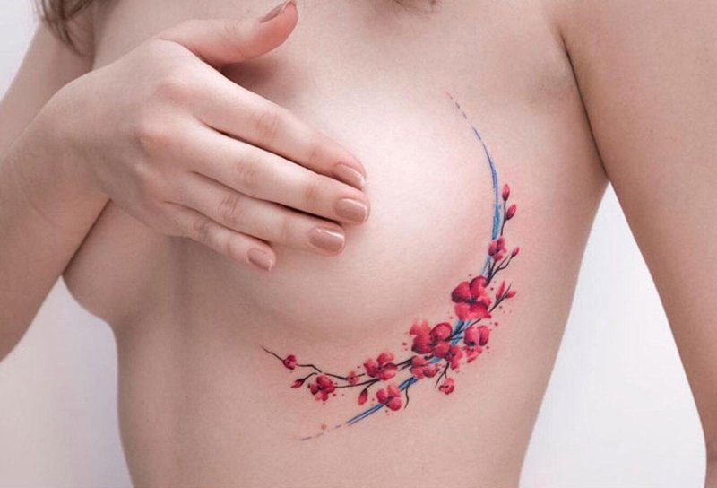 Женские тату под грудью