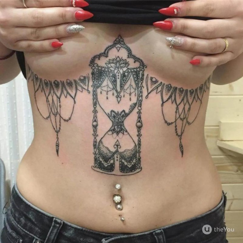 Тату люстра под грудью