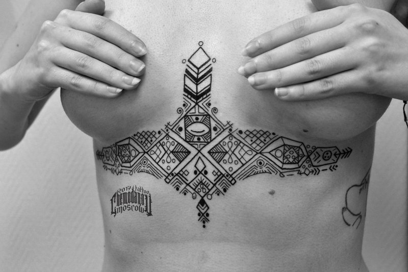 Татуировка на грудине женские