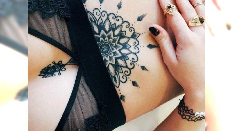 Тату под грудью девушки