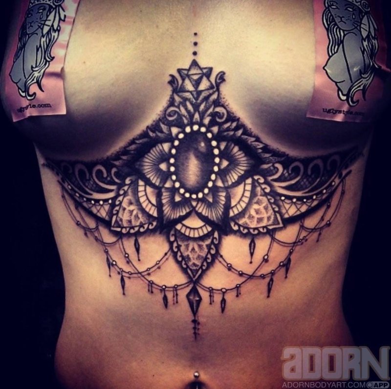 Мехенди под грудью