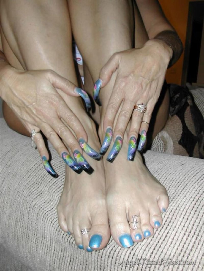 Голые женщины с длинными ногтями