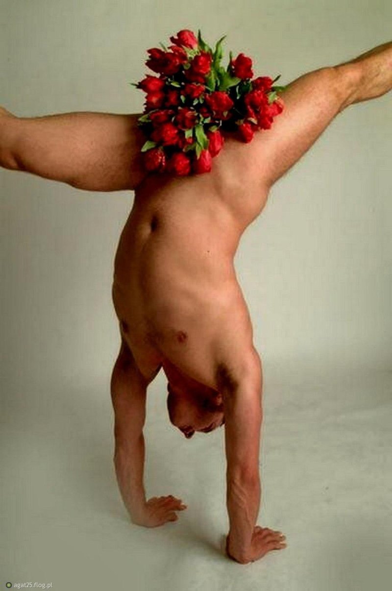 Голый мужчина с букетом цветов