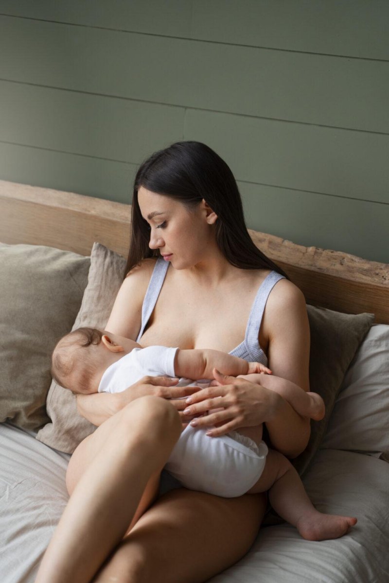 Кормит грудью