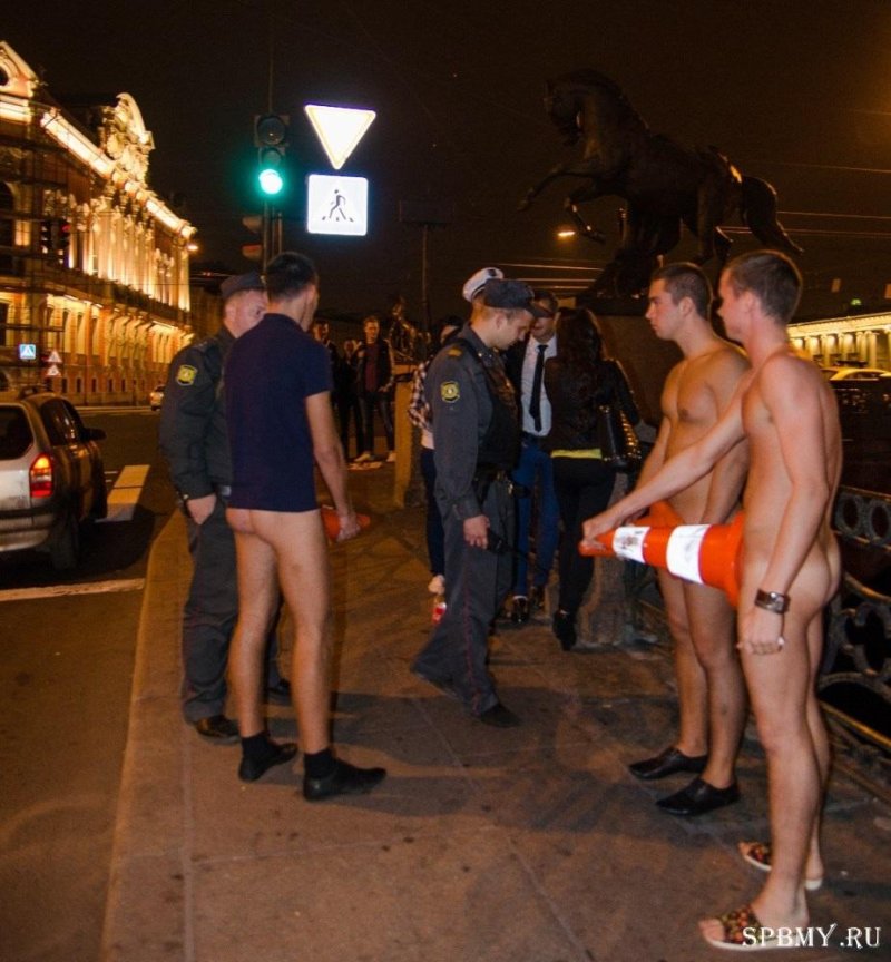 Голые люди на улице