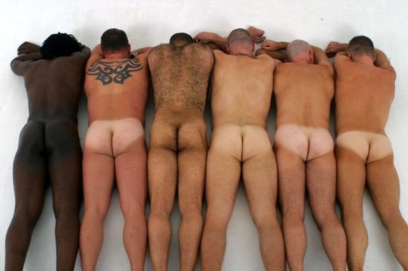 Много голых мужских задниц