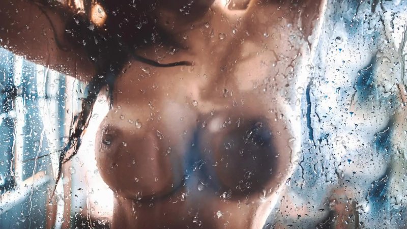 Красивая девушка в душе