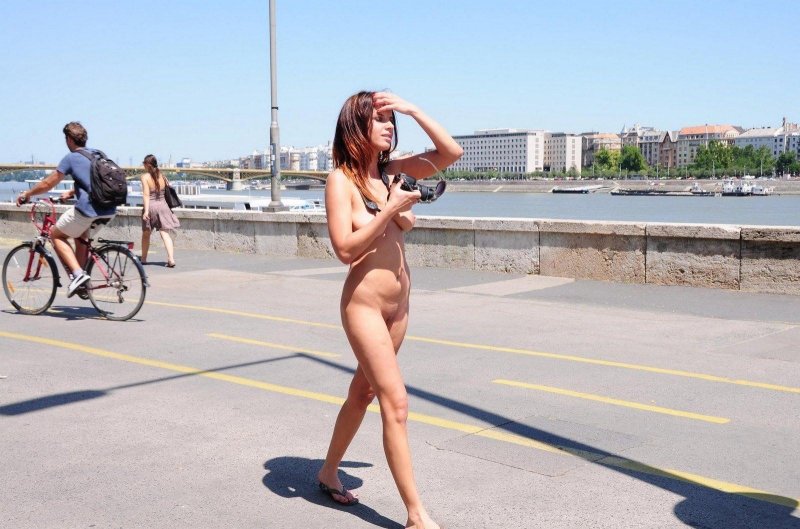 Голые телки в общественных местах