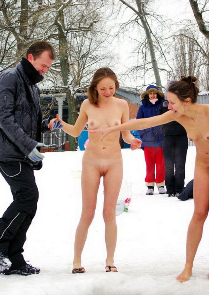 Голые женщины в проруби