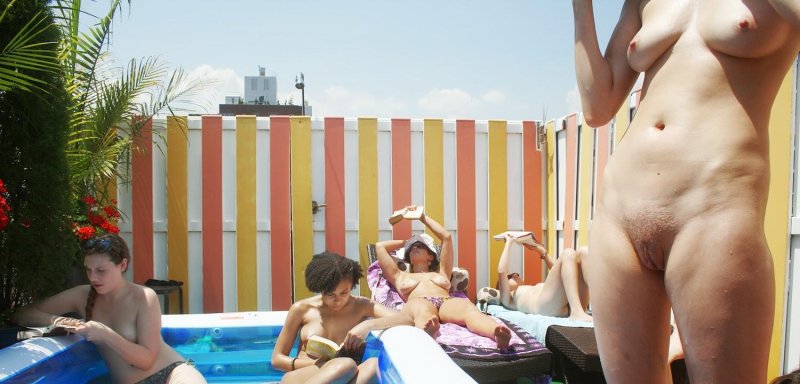 Семейный нудизм в аквапарке