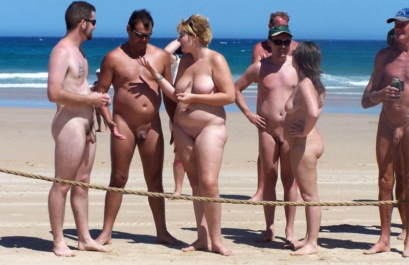 Голые люди на пляже