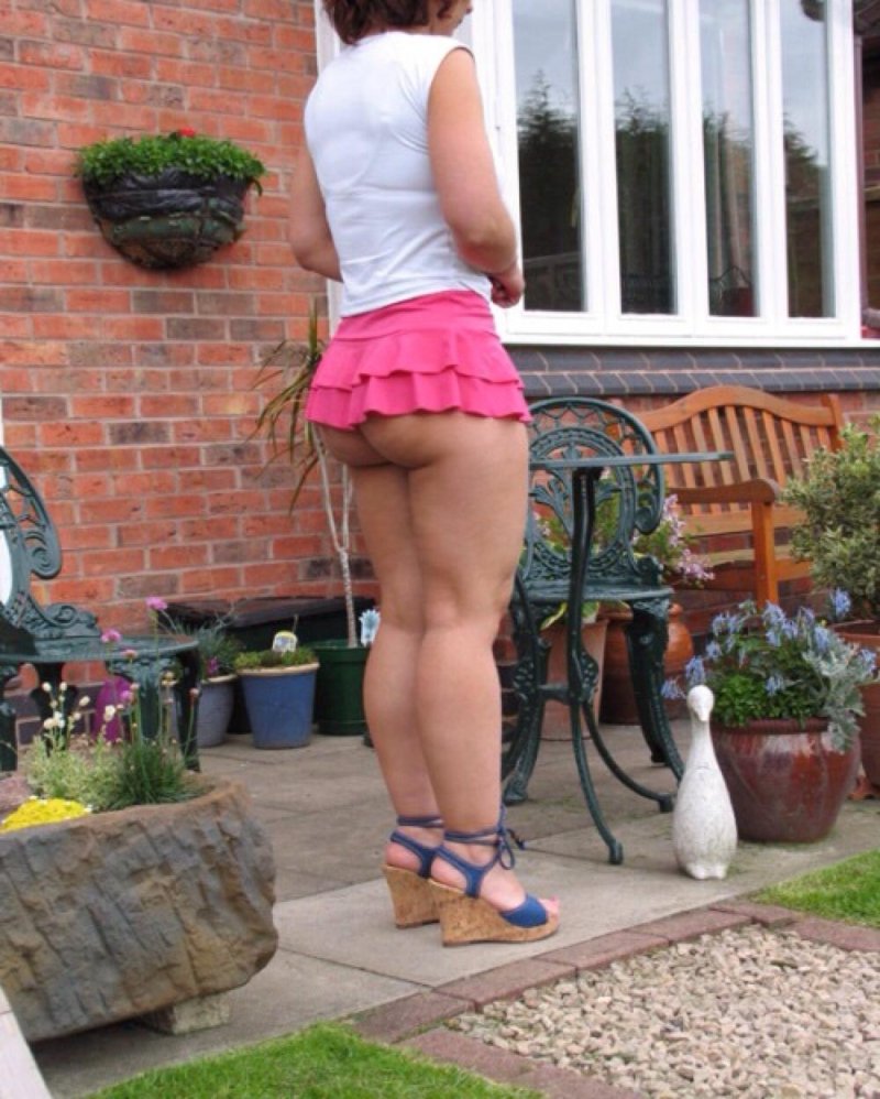 Милфа в мини юбке