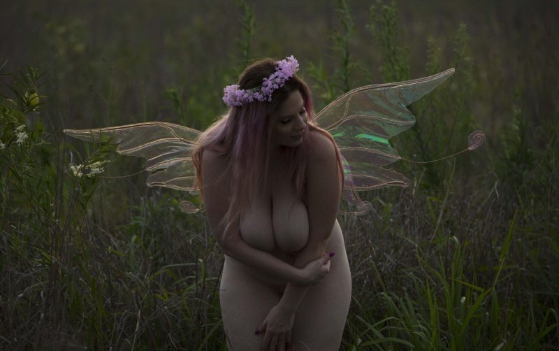 Лесная фея с голыми сиськами