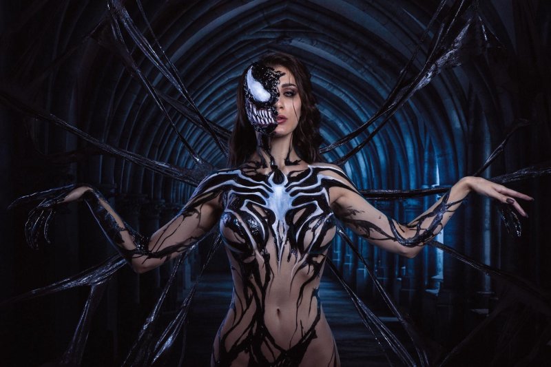 Девушка веном