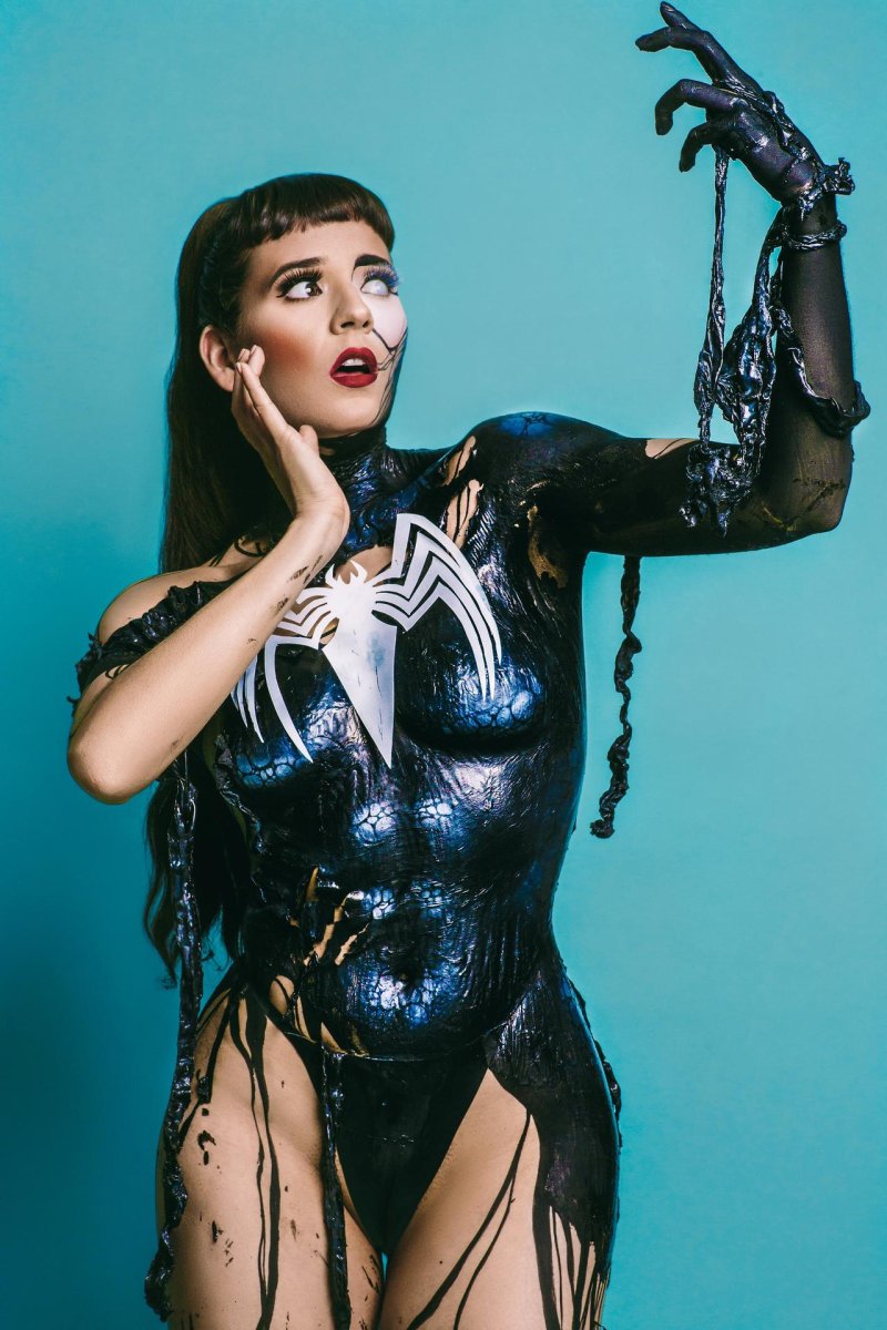 Девушка венома