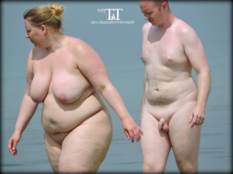 Полные мужчины на пляже