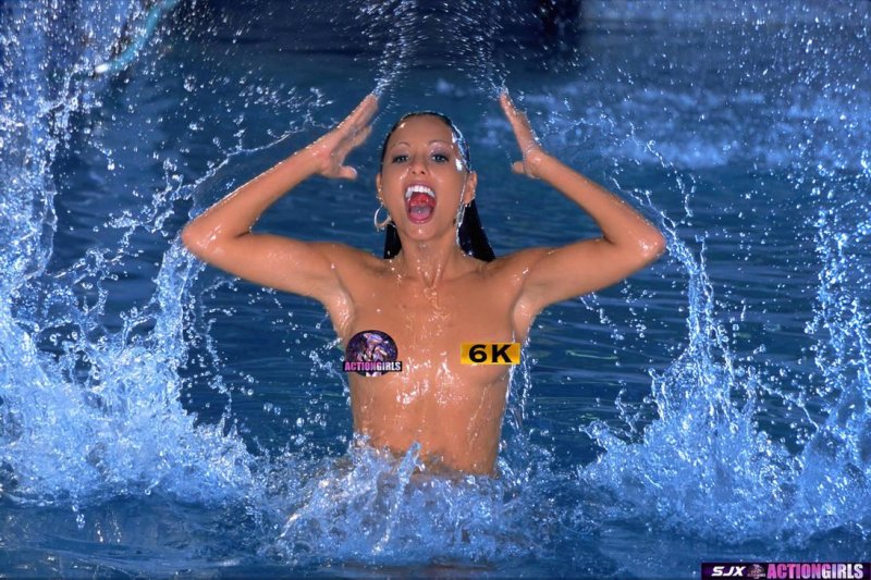 Слетел купальник в бассейне голые