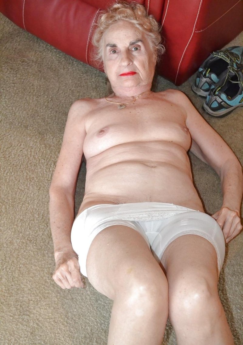 Голые старушки в постели