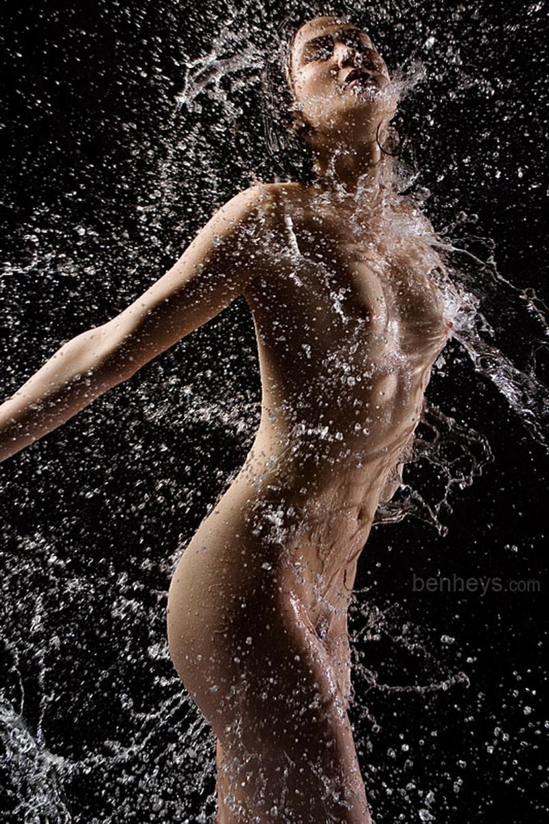 Голые телки и брызги воды