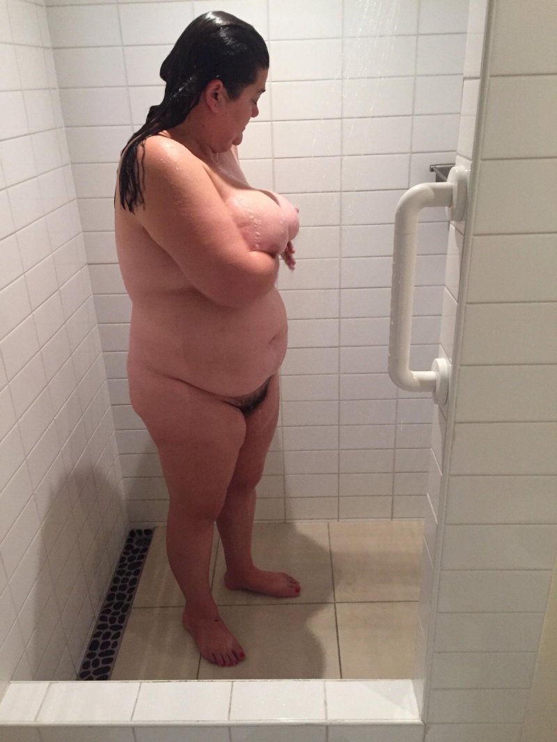 Толстые голые женщины в душе
