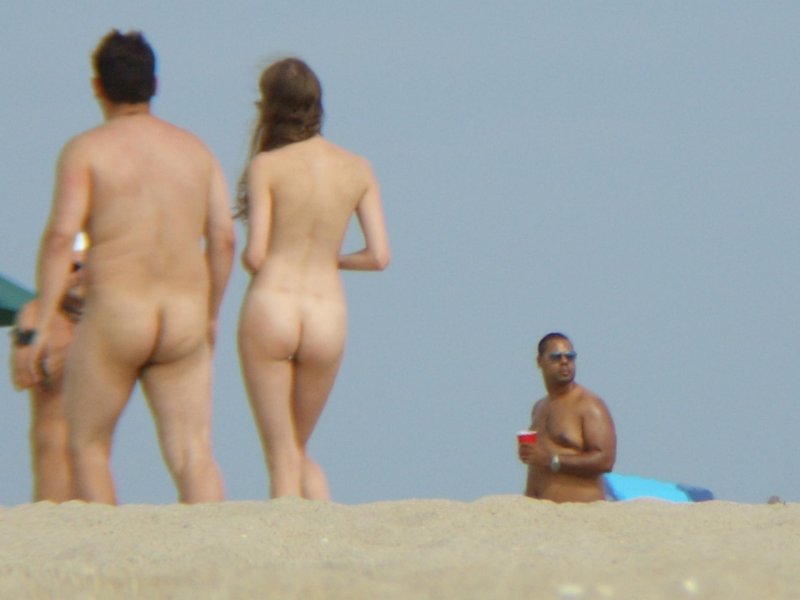 Голые люди на пляже