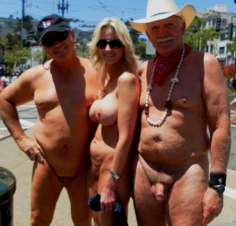 Старики на нудиском пляже