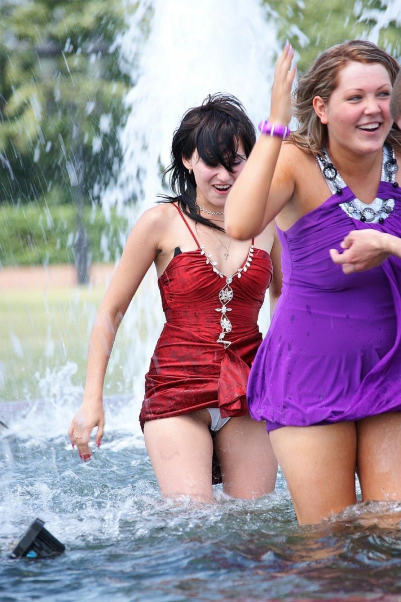 Девушки в фонтане