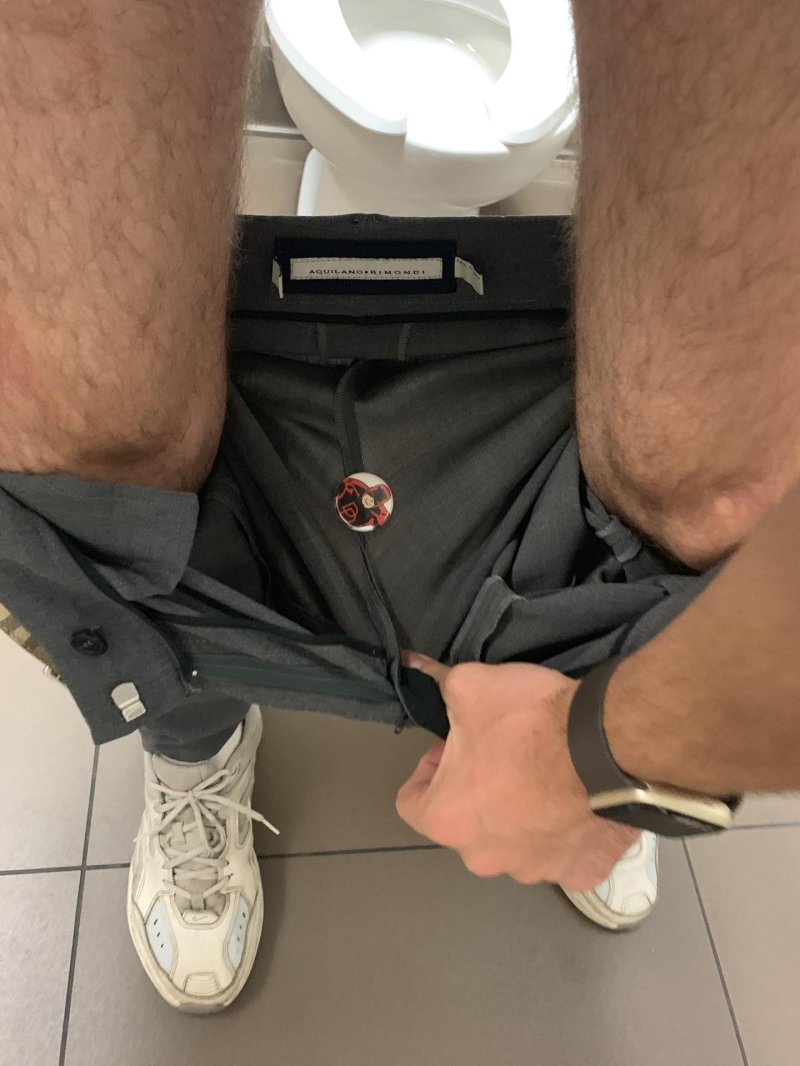 Мужик в штанах без трусов