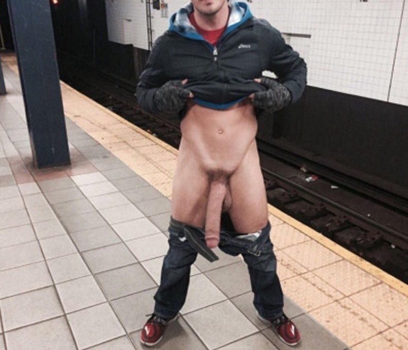 Голые мужчины в метро без трусов