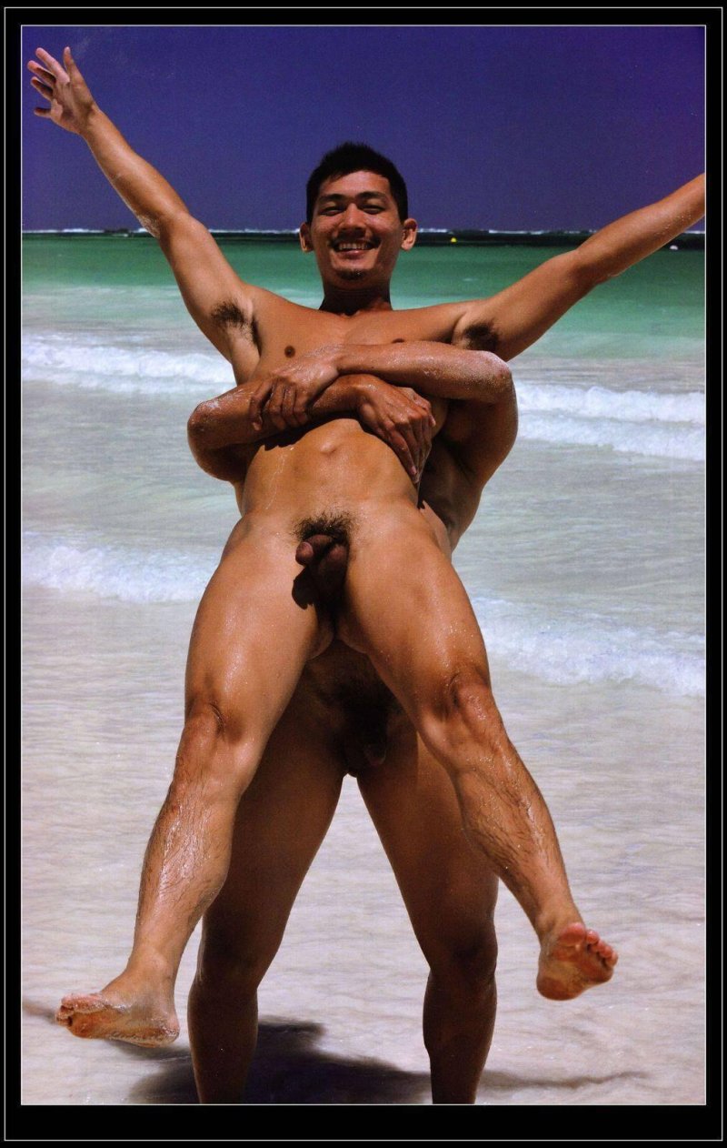 Красивые голые парни на пляже