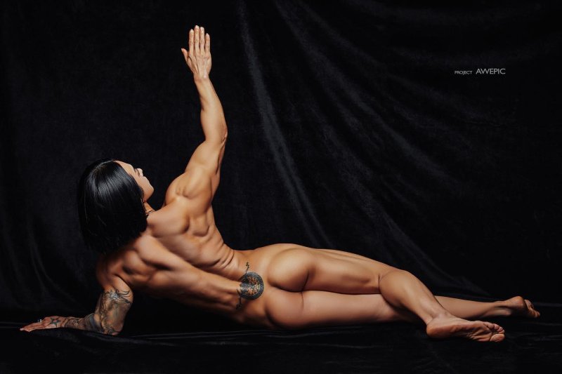 Голий девушка бодибилдинг