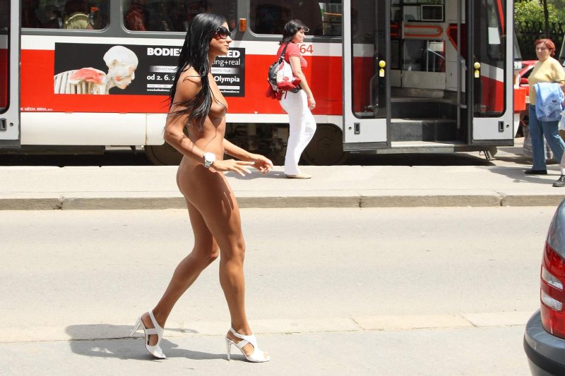 Разделась для доставщика пиццы