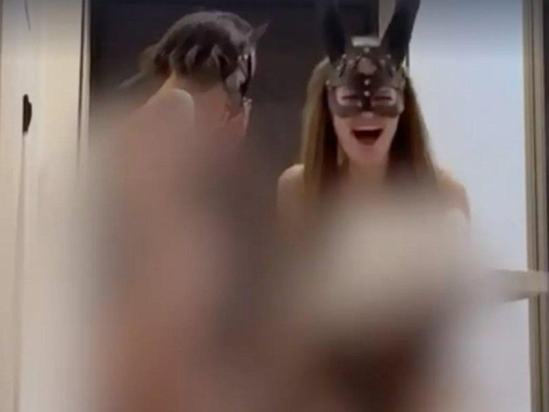 Встретила курьера с голыми сиськами