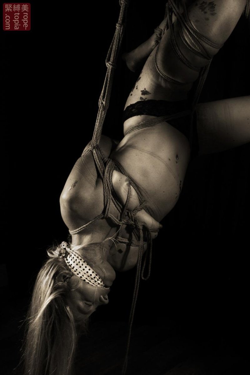 Связанная девушка шибари