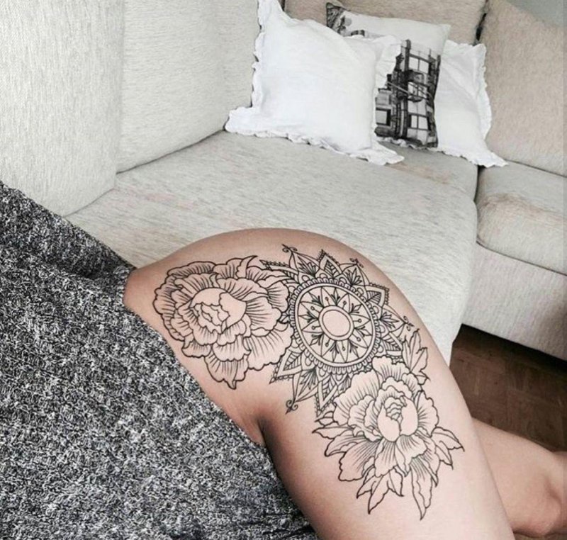 Тату мандала на бедре