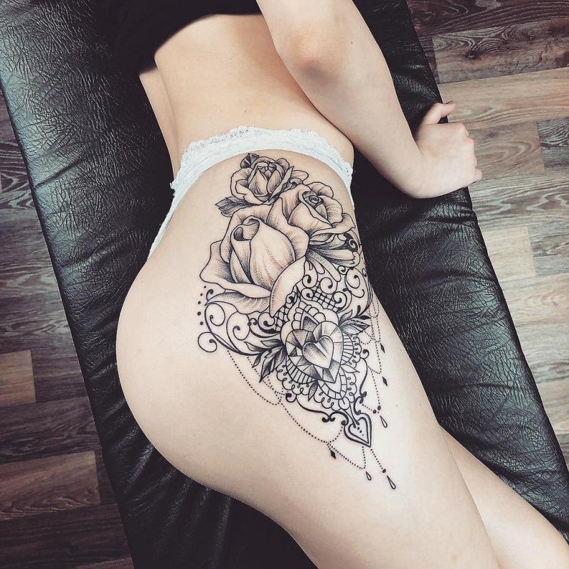 Татуировка для девушки на бедре