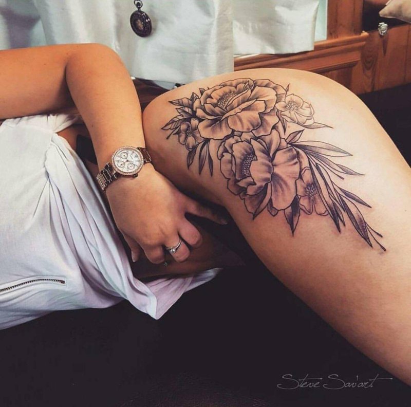 Тату на бедре женские