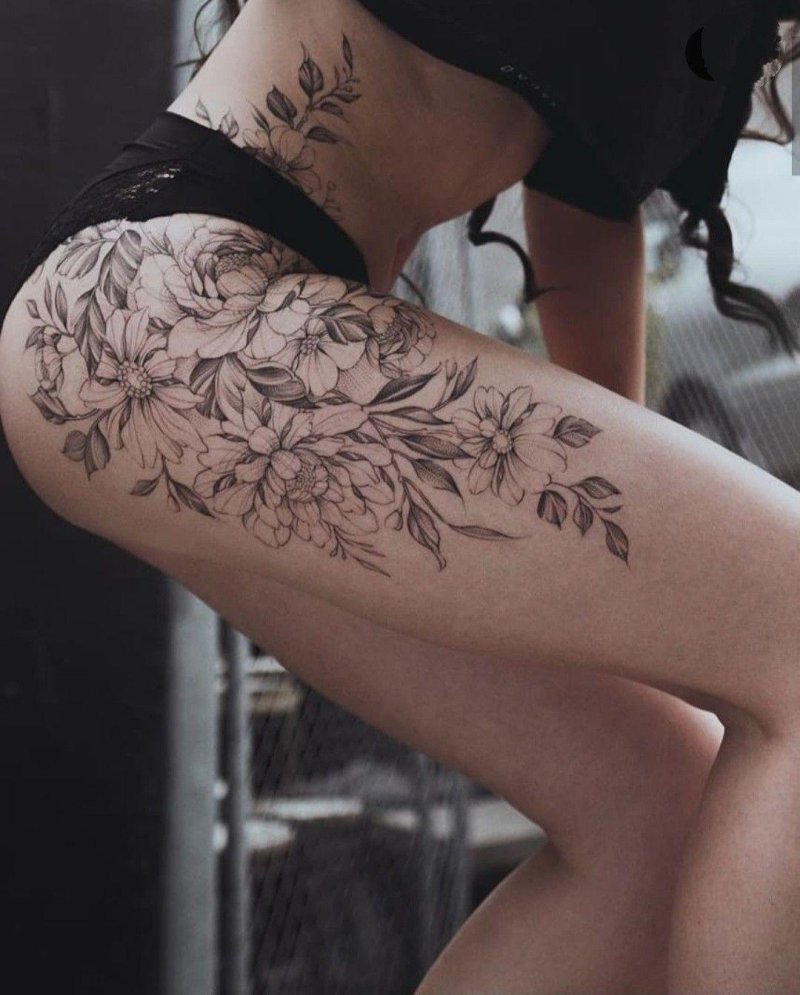 Татуировка для девушки на бедре