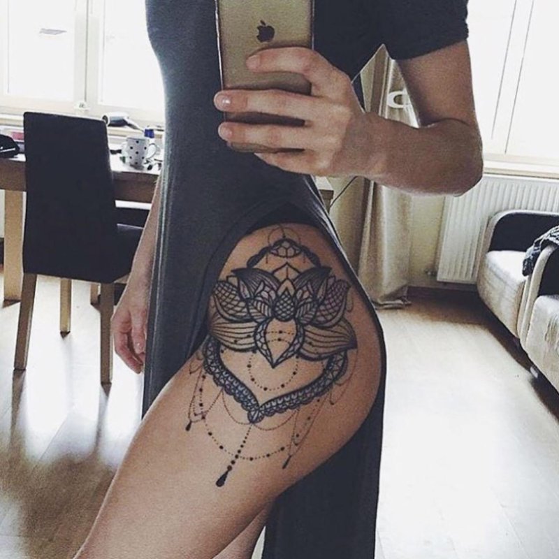 Татуировка на бедре для девушек