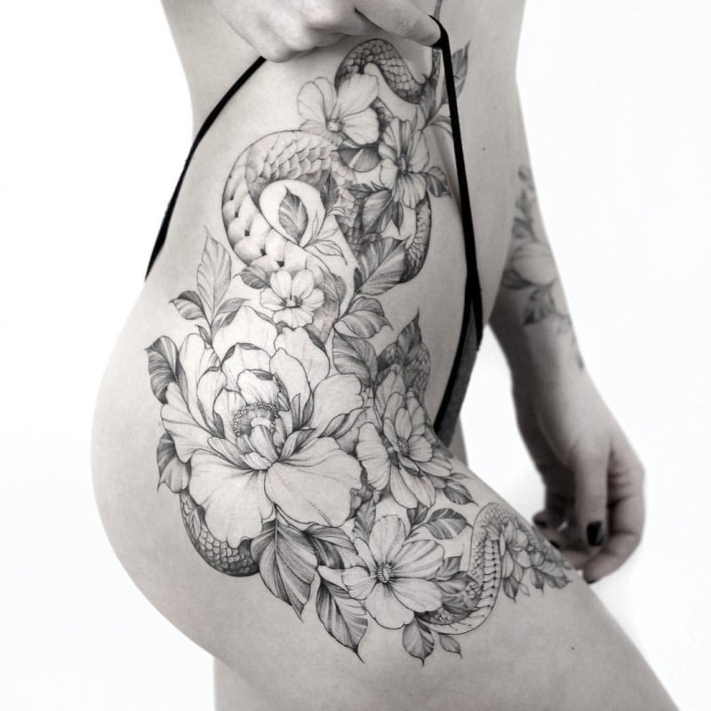 Тату змея на бедре для девушек