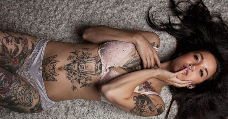 Красивая девушка с татуировками