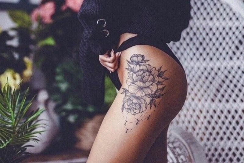 Женская тату на бедре