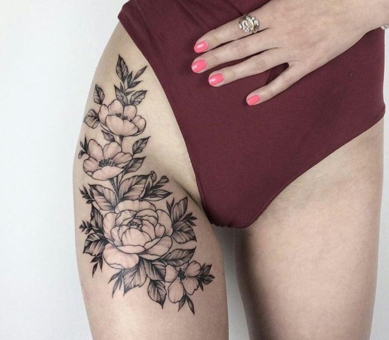 Татуировка на бедре