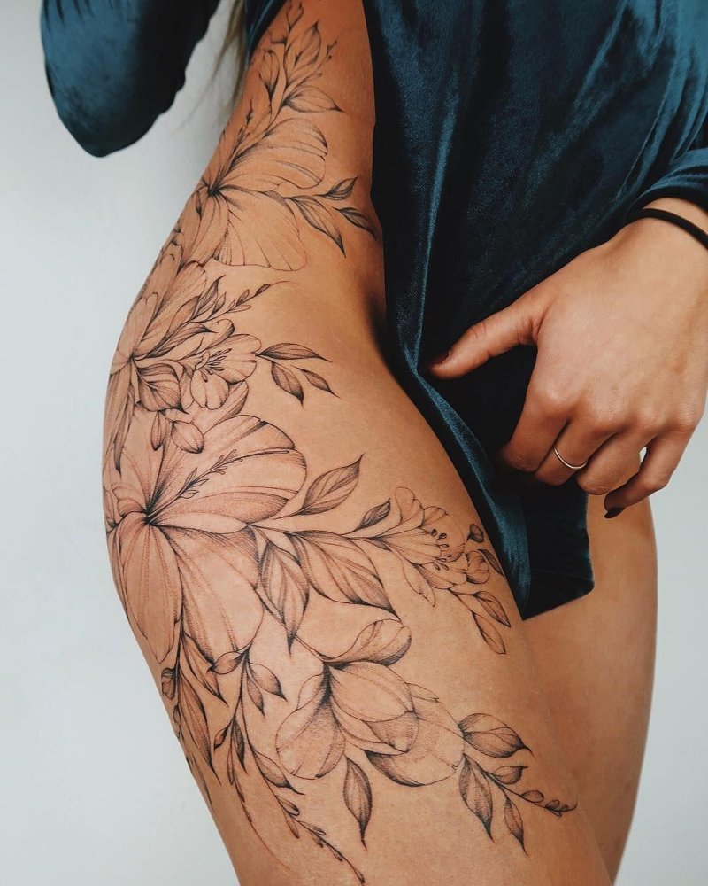 Татуировка на бедре женская