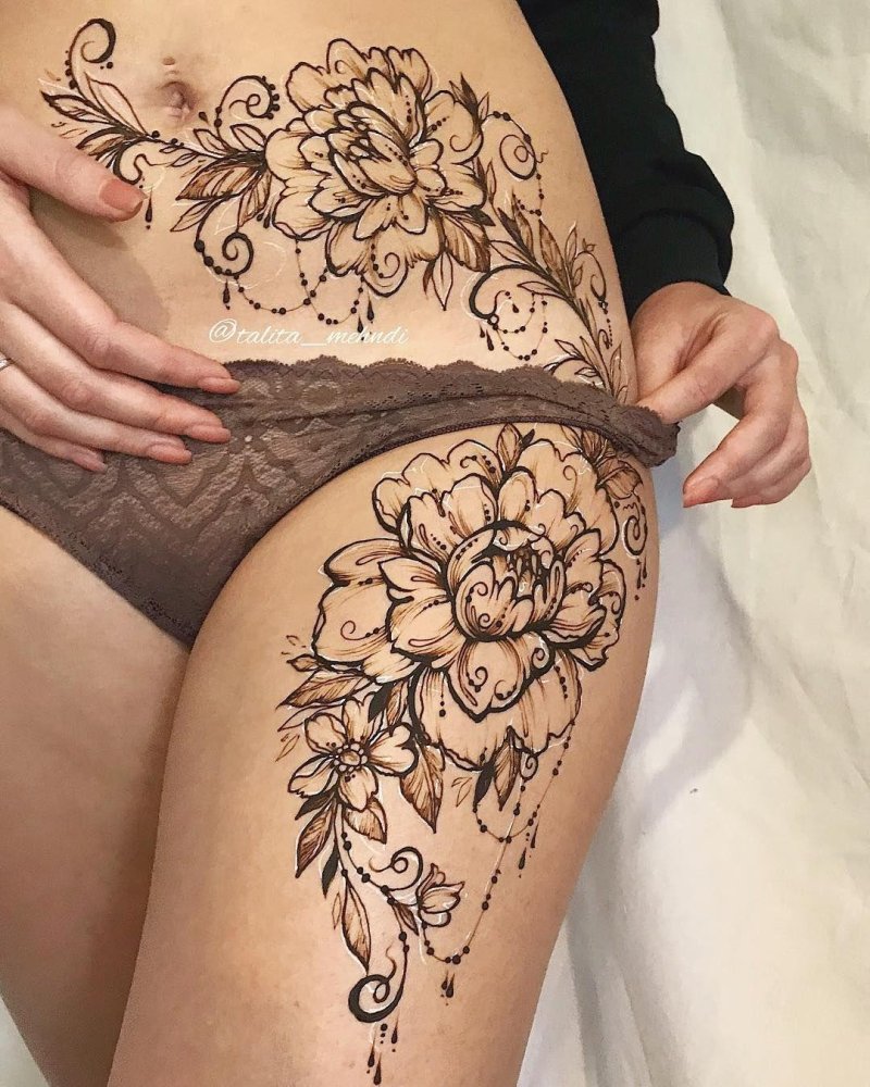 Тату хной на бедре
