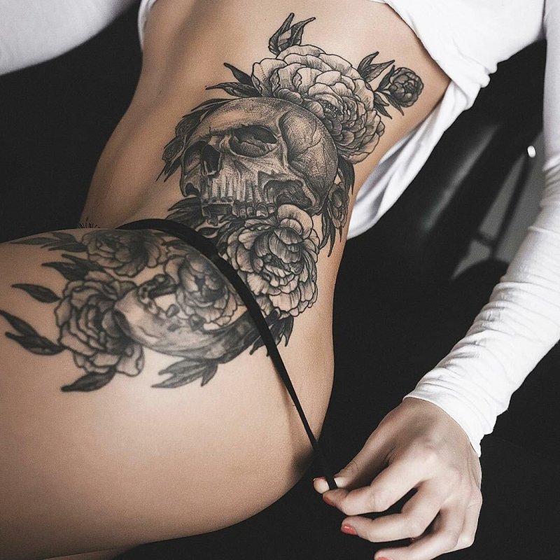 Татуировки для девушек на боку